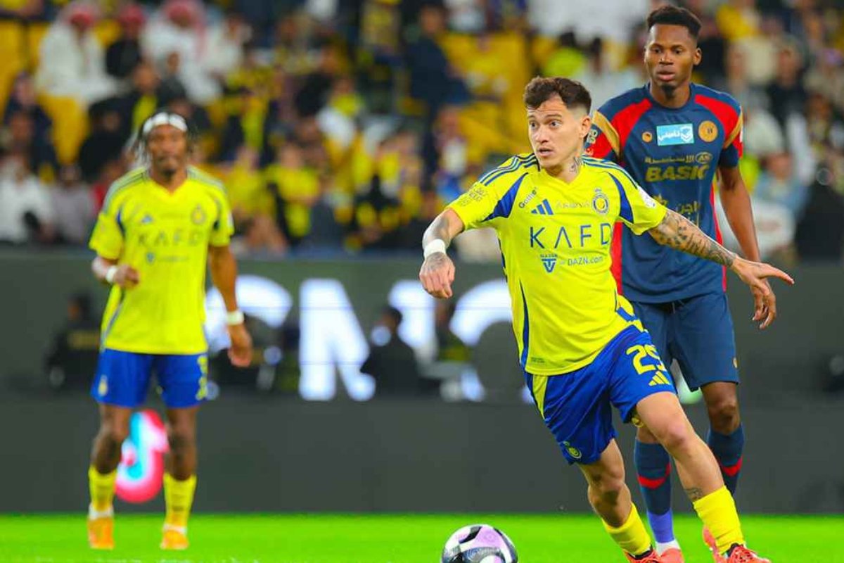 صفقة الموسم.. الهلال والشباب يتصارعان على نجم النصر وسط ترقب الجماهير