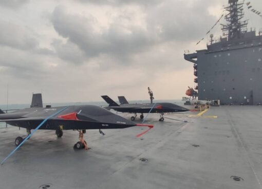 إيران تحذر.. الطائرات المسيرة تمنع تقدم سفينة حربية بريطانية نحو الخليج