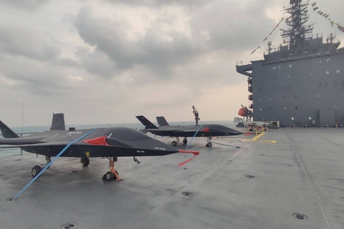 إيران تحذر.. الطائرات المسيرة تمنع تقدم سفينة حربية بريطانية نحو الخليج