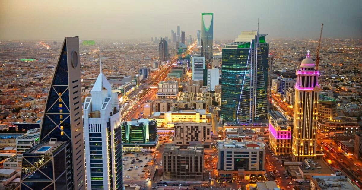 السعودية تفاجئ العالم: تأشيرة سياحية مجانية لـ60 دولة فور الوصول