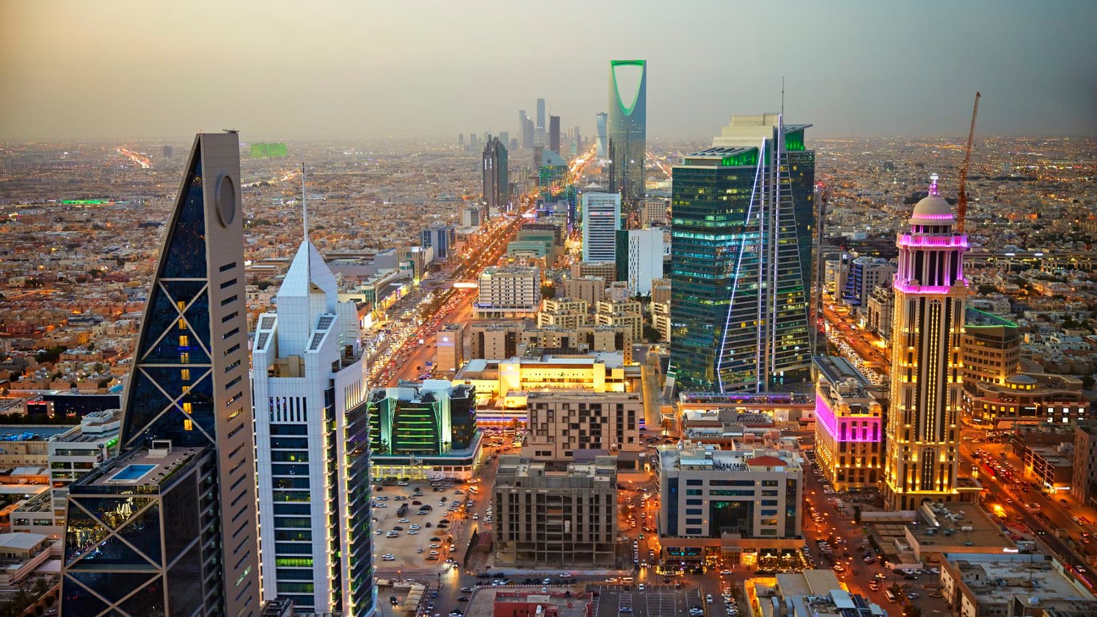 السعودية تفاجئ العالم: تأشيرة سياحية مجانية لـ60 دولة فور الوصول
