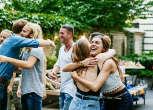 فوائد خفية للقبلات والعناق: ماذا يمكن أن تفعل لحياتك