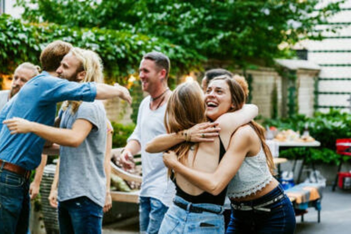 فوائد خفية للقبلات والعناق: ماذا يمكن أن تفعل لحياتك