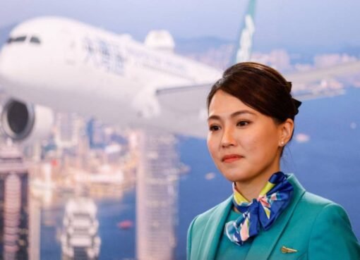 لهذا السبب..لماذا ينظر المضيفون إلى نوع حذائك أثناء صعود الطائرة؟