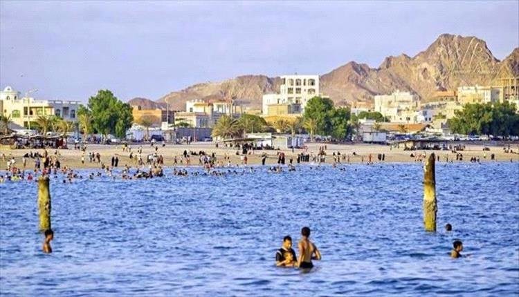 تحذير رسمي عبر مكبرات الصوت في عدن.. البحر في حالة هيجان خطير