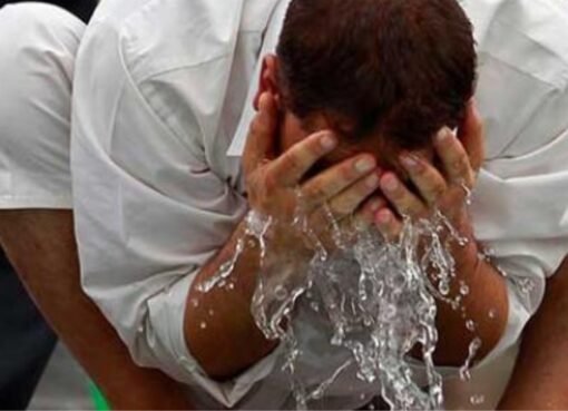 المفاجأة الكبرى: ركن أساسي في الوضوء لا يمسه الماء أبدًا.. وبدونه وضوئك باطل!