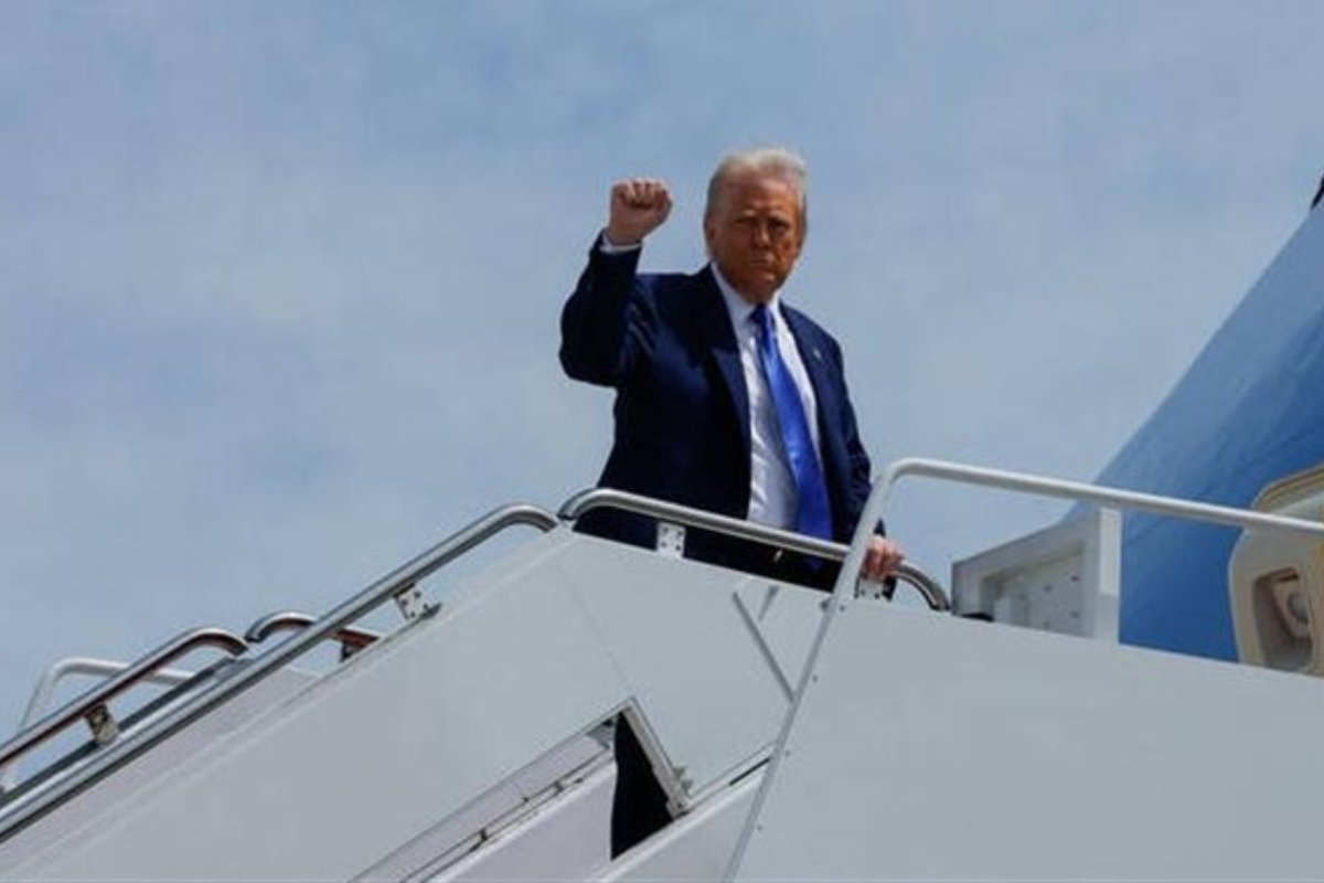 لحظة محرجة: شاهد تعثر ترامب على سلم طائرته الخاصة