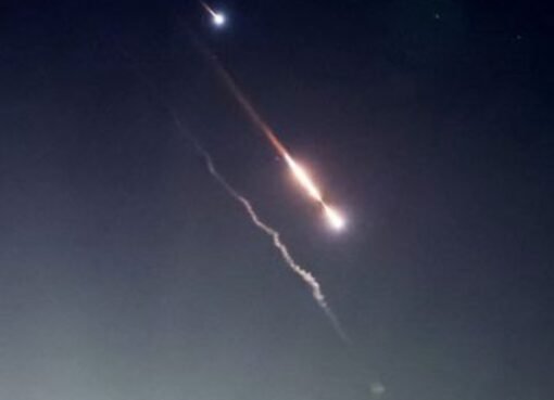 كاميرات ترصد: آثار سقوط صاروخ إيراني بالقرب من السفارة الأمريكية في تل أبيب