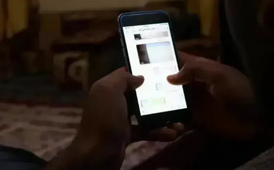 اعتقال متهم بابتزاز قريب له بصور فتاة بعد خداعها شرقي اليمن