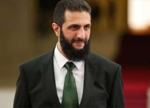 مشهد عفوي: الرئيس الشرع يتناول الفول في مطعم دمشقي عريق