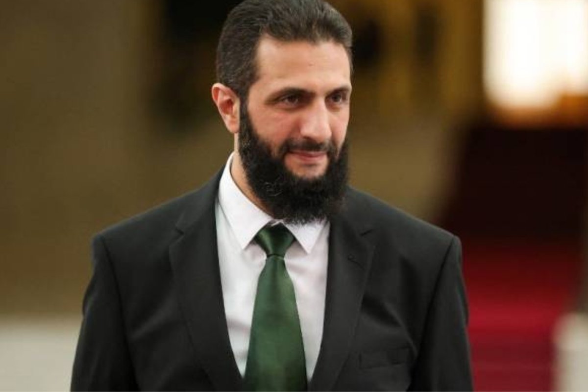 مشهد عفوي: الرئيس الشرع يتناول الفول في مطعم دمشقي عريق