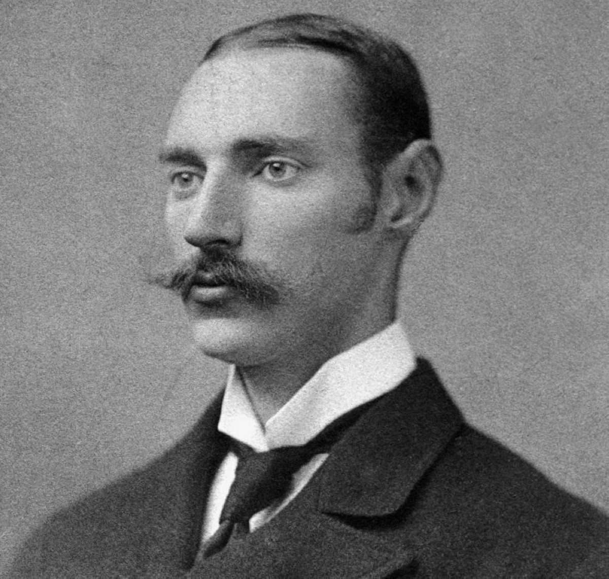 نصيحة من ذهب.. كيف تحوّل مهاجر فقير إلى أول مليونير أمريكي؟