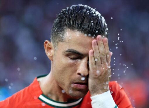 رونالدو يثير الجدل بلقطة دعاء على الطريقة الإسلامية خلال المباراة النهائية!