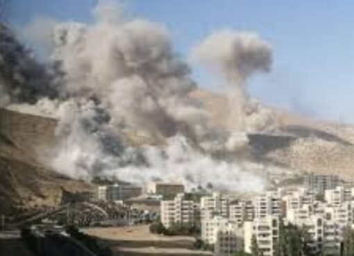 مشاهد صادمة: لحظة استهداف مقر الإذاعة والتلفزيون في طهران على الهواء مباشرة