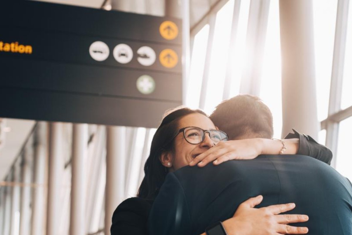 العناق المدفوع يجتاح الصين.. هل هو حاجة نفسية أم مجرد موضة؟