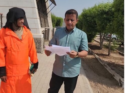 مشهد صادم وصرخه من اعماق الشارع في عدن .. عاملة نظافة تتسلم ألف ريال بعد شهر من العمل الشاق