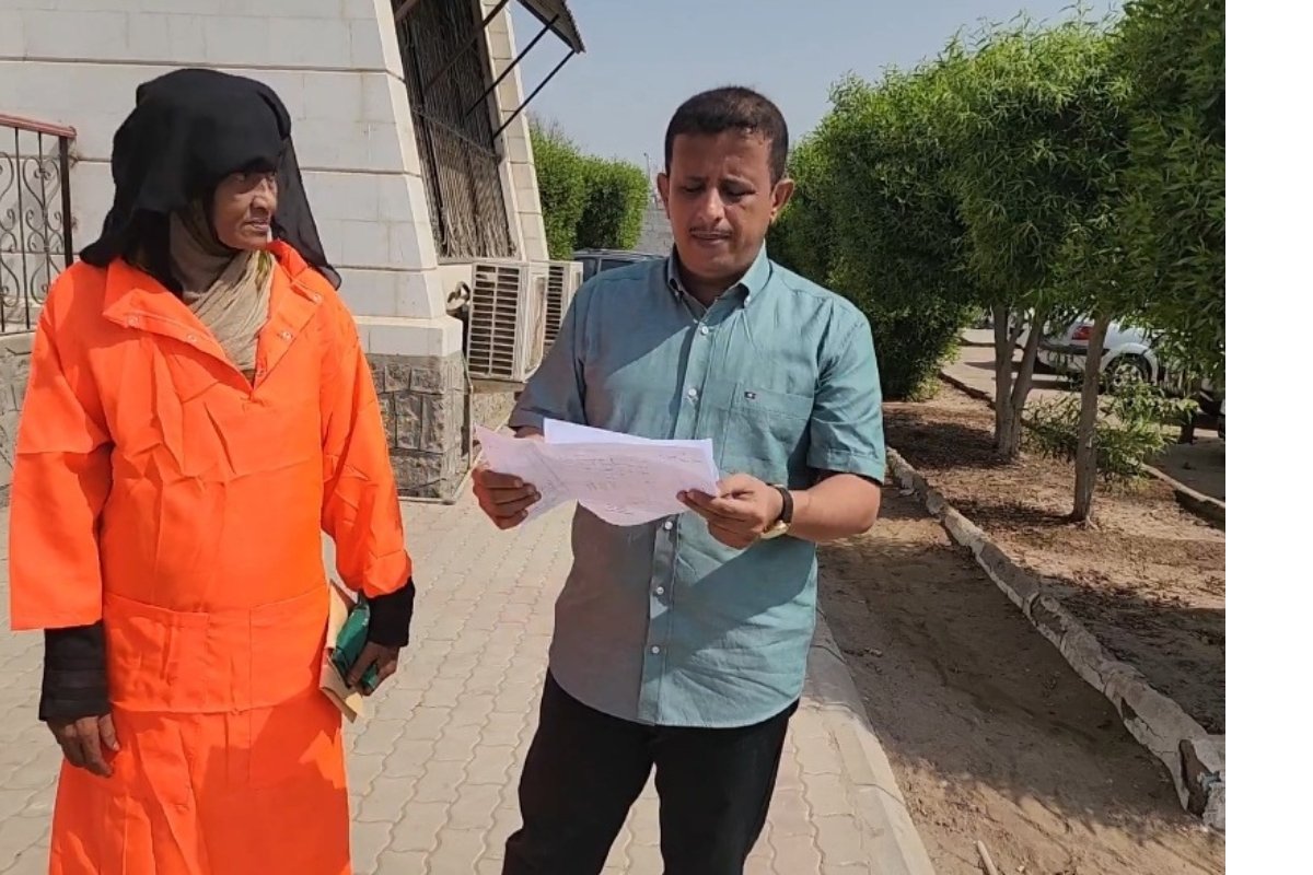 مشهد صادم وصرخه من اعماق الشارع في عدن .. عاملة نظافة تتسلم ألف ريال بعد شهر من العمل الشاق