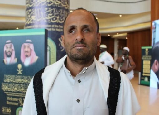 بعيون القلب يرى الحلم.. حاج يمني كفيف يصل إلى الكعبة المشرفة