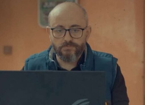 رسام يمني يتحدى الحدود بريشته.. إبداع يثير الجدل في إسرائيل