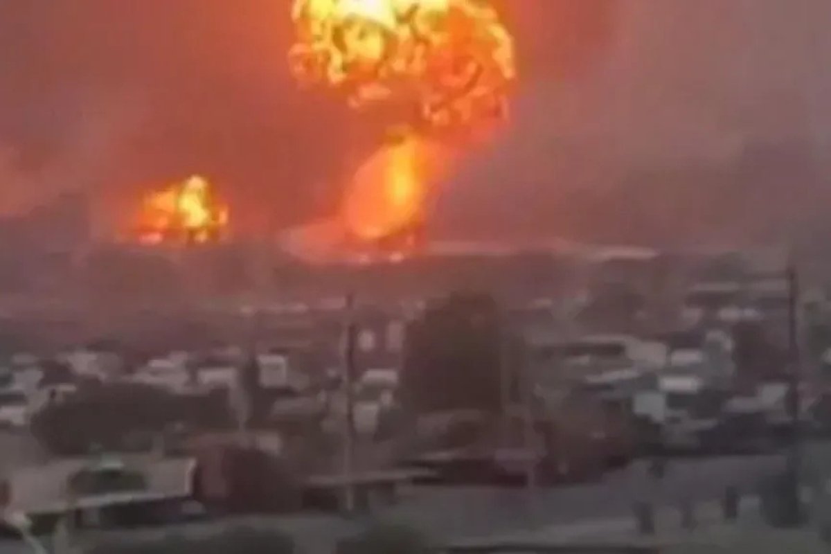 جيش الاحتلال يستخدم  لاول مرةسلاحًا جديدًا في قصف ميناء الحديدة