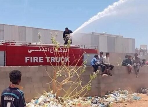 نيران تلتهم مقهى يمني شهير وتخلّف خسائر بملايين الريالات