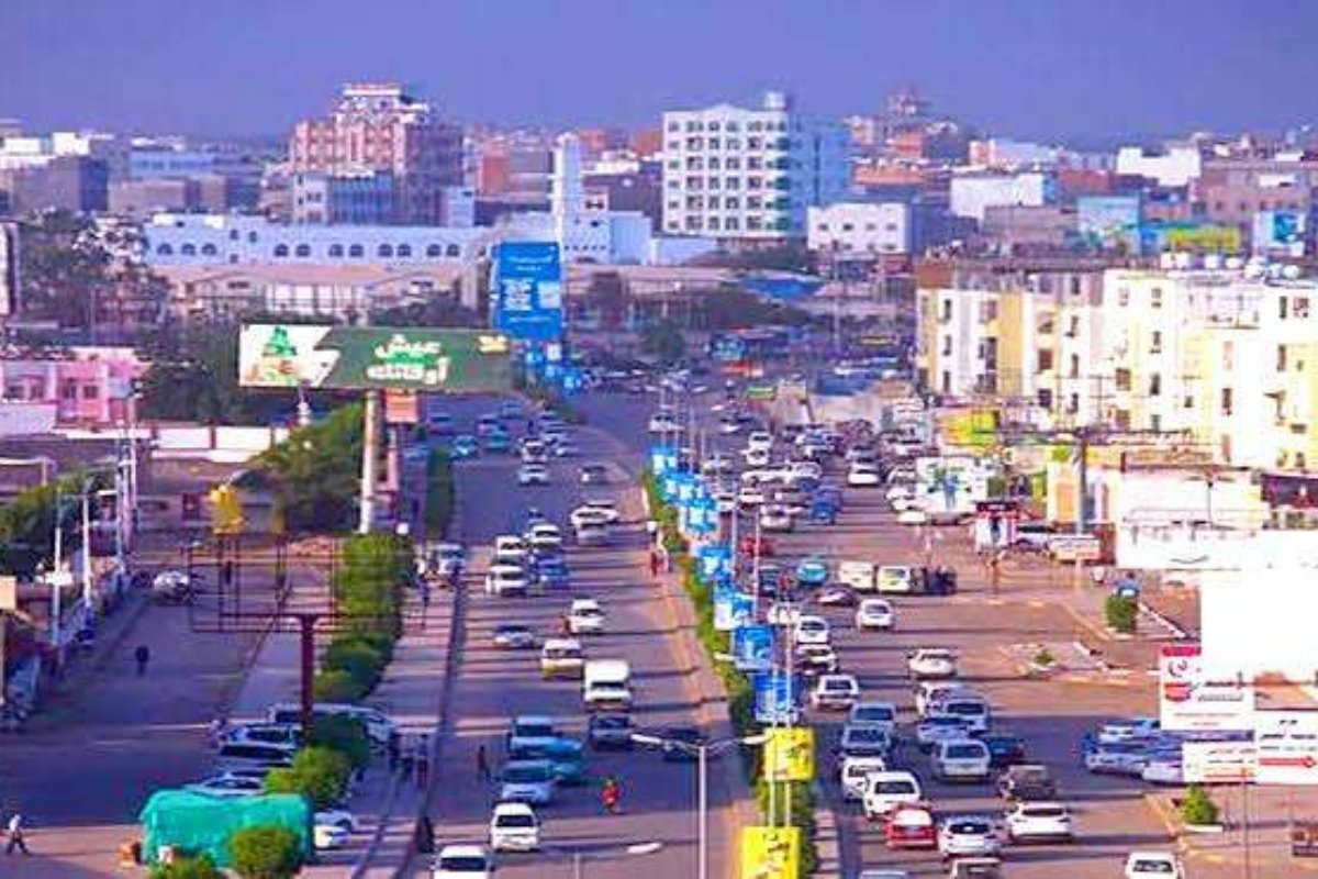 رئيس أكبر بنك يفاجئ الجميع في مطار عدن.. تصرف غير متوقع يثير الجدل!