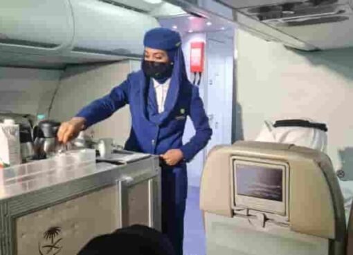 ماذا تفعل المضيفات بالملح عندما ينام الركاب؟ حقيقة غير متوقعة!