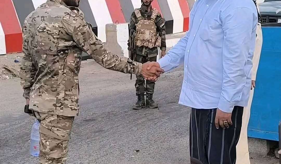 في لحظة غير متوقعة.. شقيق عيدروس الزبيدي يجوب شوارع عدن لأول مرة
