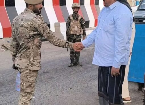 في لحظة غير متوقعة.. شقيق عيدروس الزبيدي يجوب شوارع عدن لأول مرة