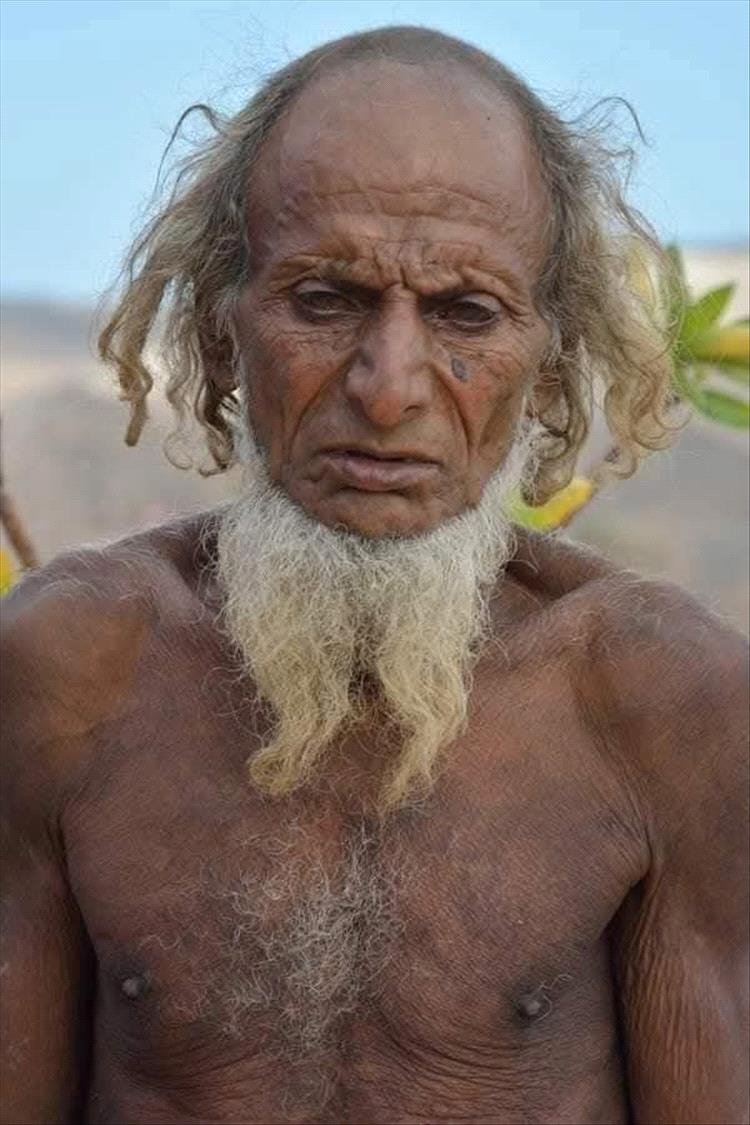 من هو حقاً رجل الكهف في سقطرى؟ كشف زيف الحكاية