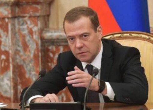 بعد الضربات الأميركية.. مدفيديف يكشف مفاجأة نووية بشأن إيران