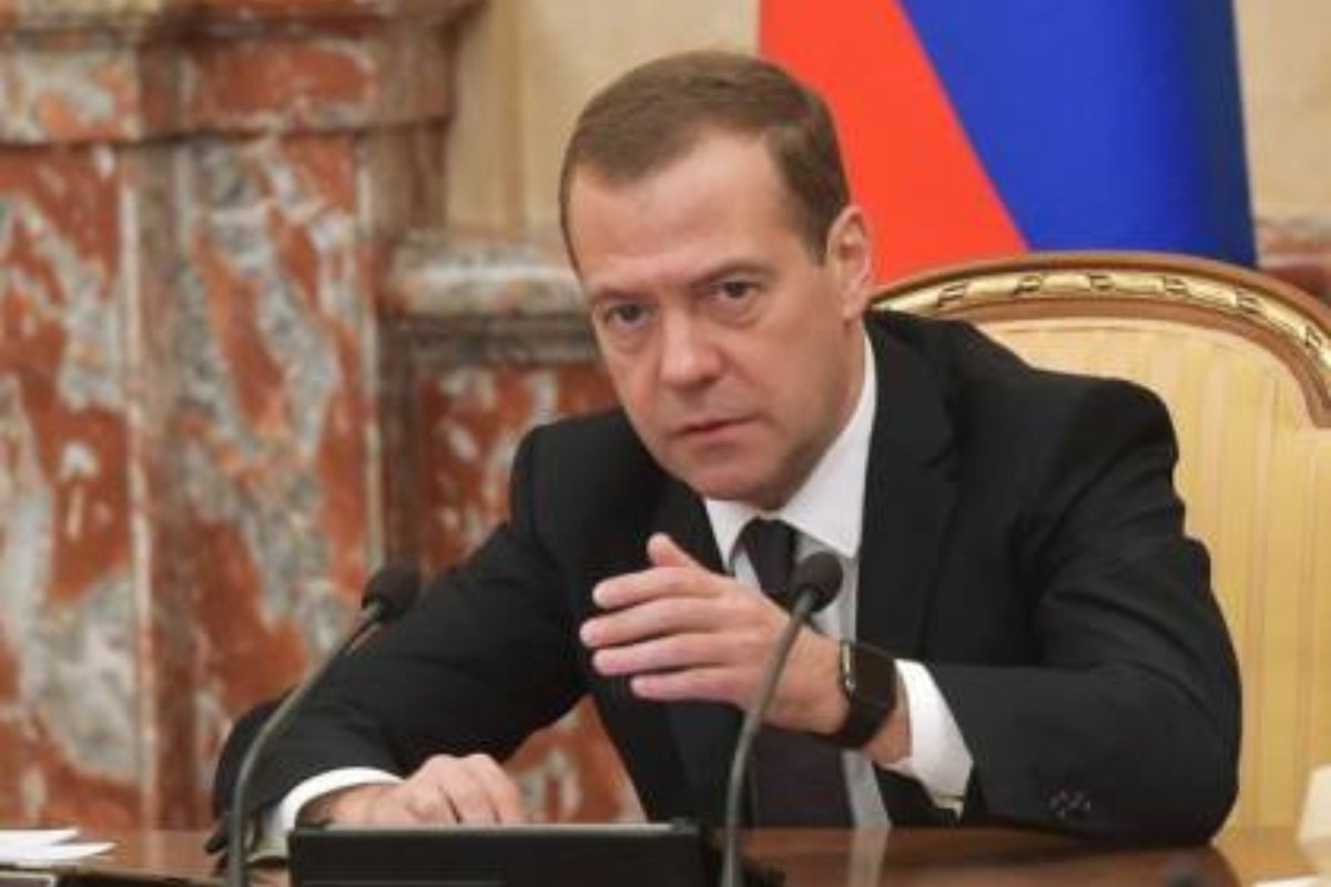 بعد الضربات الأميركية.. مدفيديف يكشف مفاجأة نووية بشأن إيران