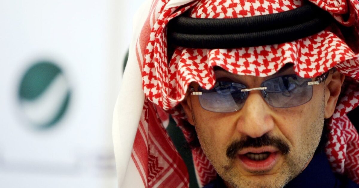 لأول مرة: الوليد بن طلال يظهر في عرفات.. والصورة تكشف عن نشاطه الخيري الخفي