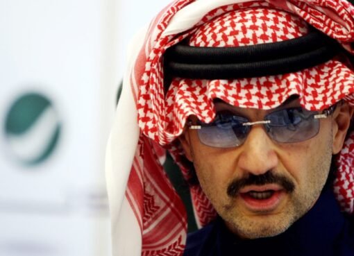 مشهد إنساني.. الوليد بن طلال يعد شابًا بسيارة فاخرة بشرط واحد فقط!