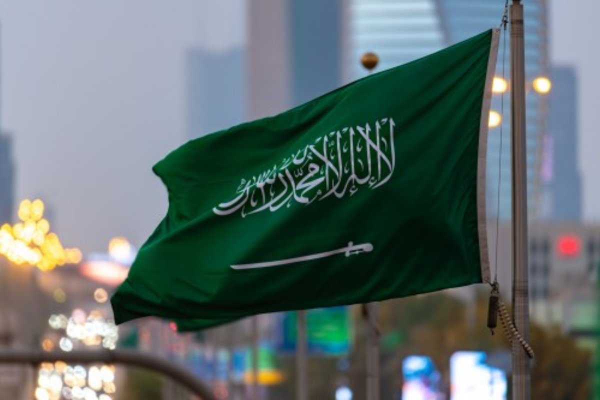 القرار الأخير يُغيّر قواعد اللعبة.. السعودية تُطلق نظام إقامة بلا كفيل وبلا رسوم!