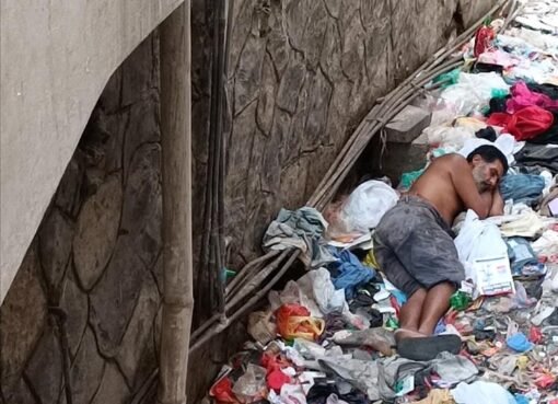 المعلا تشهد فاجعة إنسانية: شاب ينام بين النفايات دون أن يراه أحد!