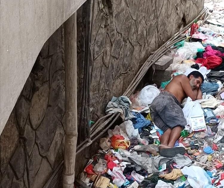 المعلا تشهد فاجعة إنسانية: شاب ينام بين النفايات دون أن يراه أحد!