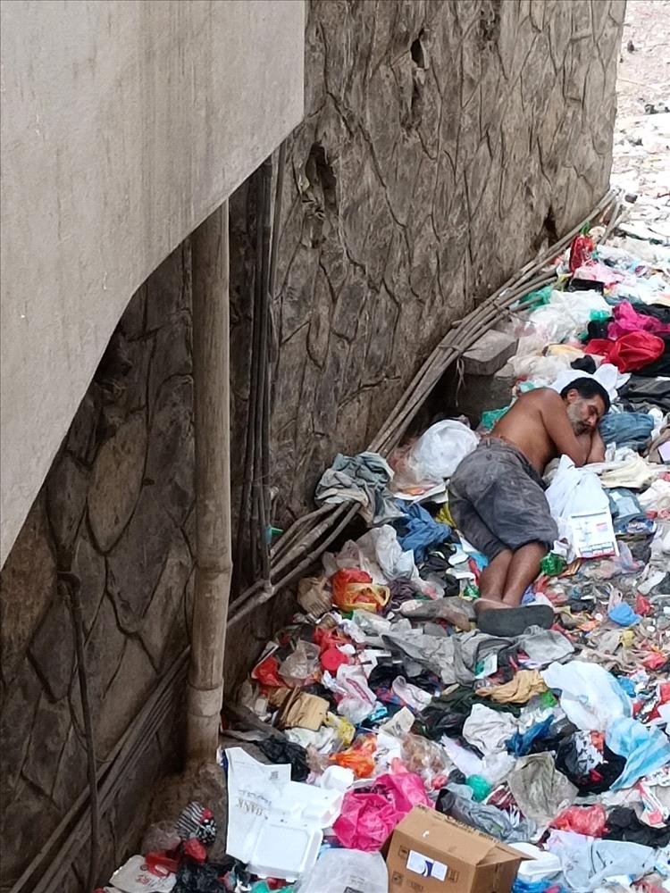 المعلا تشهد فاجعة إنسانية: شاب ينام بين النفايات دون أن يراه أحد!