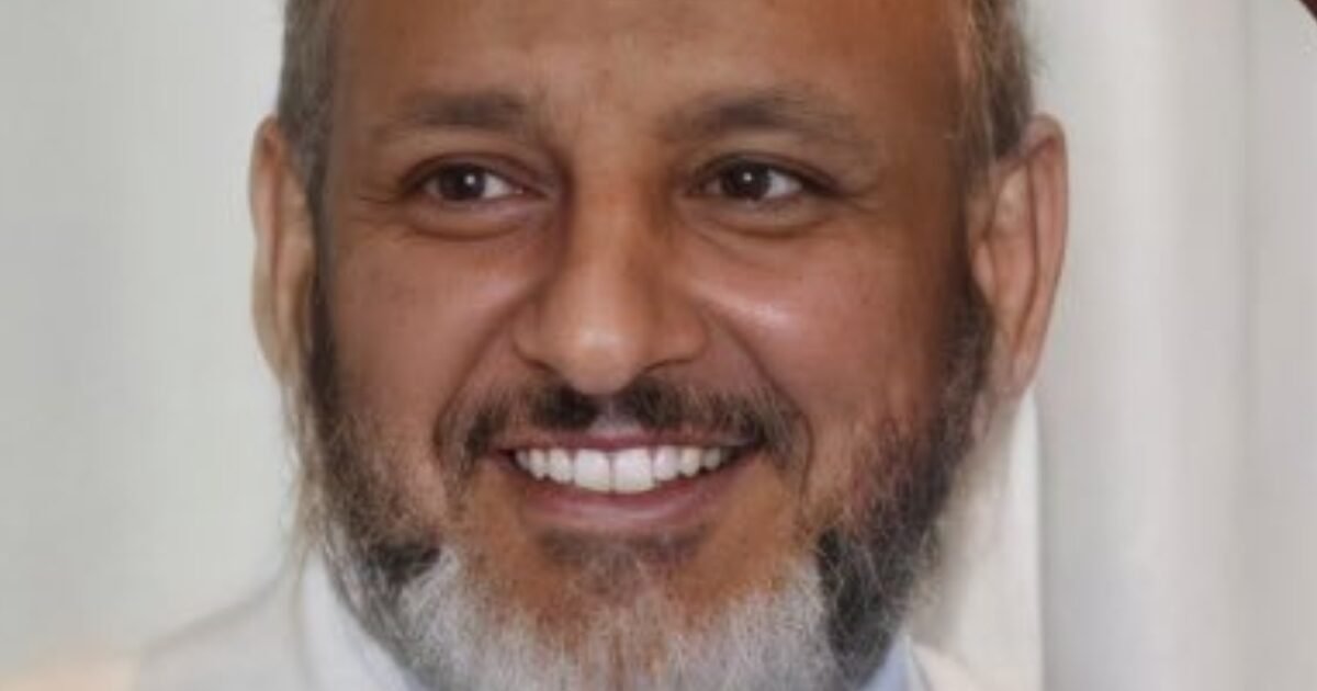 رائحة الفم الكريهة: الخضيري يحدد 8 أسباب مقلقة.. تفاصيل صادمة حول أحدها!