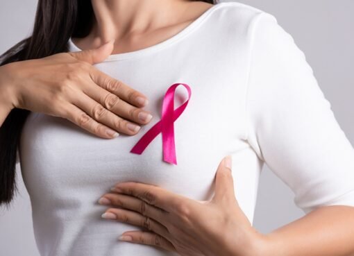 احذري: هذه العلامة الصغيرة قد تنذر بسرطان الثدي... الفحص الذاتي هو مفتاحك!