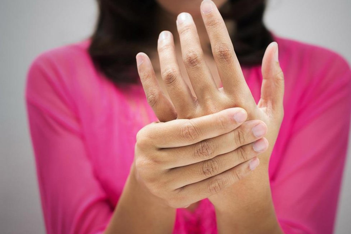 علامات خفية في يديك تكشف نقص فيتامينات أساسية