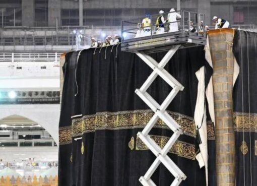 في مشهد مهيب.. الكعبة تُزف بكسوتها الجديدة مع حلول العام الهجري 1447