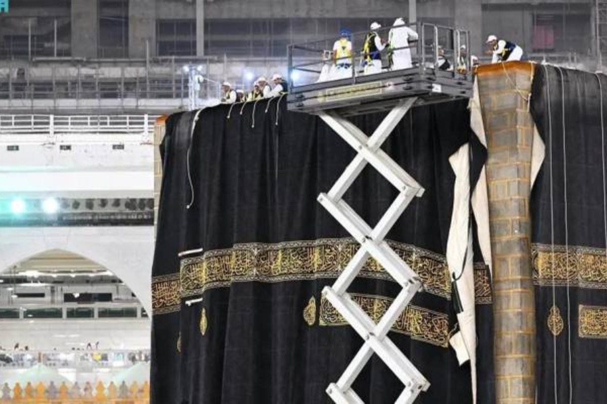 في مشهد مهيب.. الكعبة تُزف بكسوتها الجديدة مع حلول العام الهجري 1447