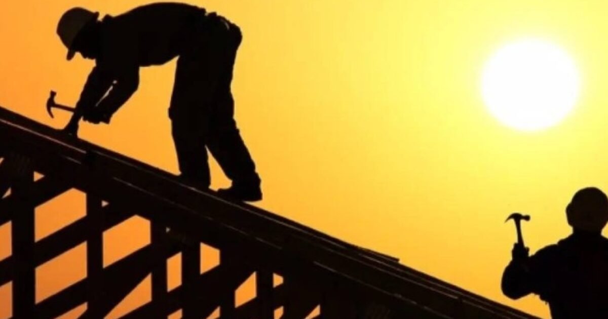 قرار جديد في السعودية: حظر العمل في الأماكن المفتوحة ظهرًا اعتبارًا من 15 يونيو