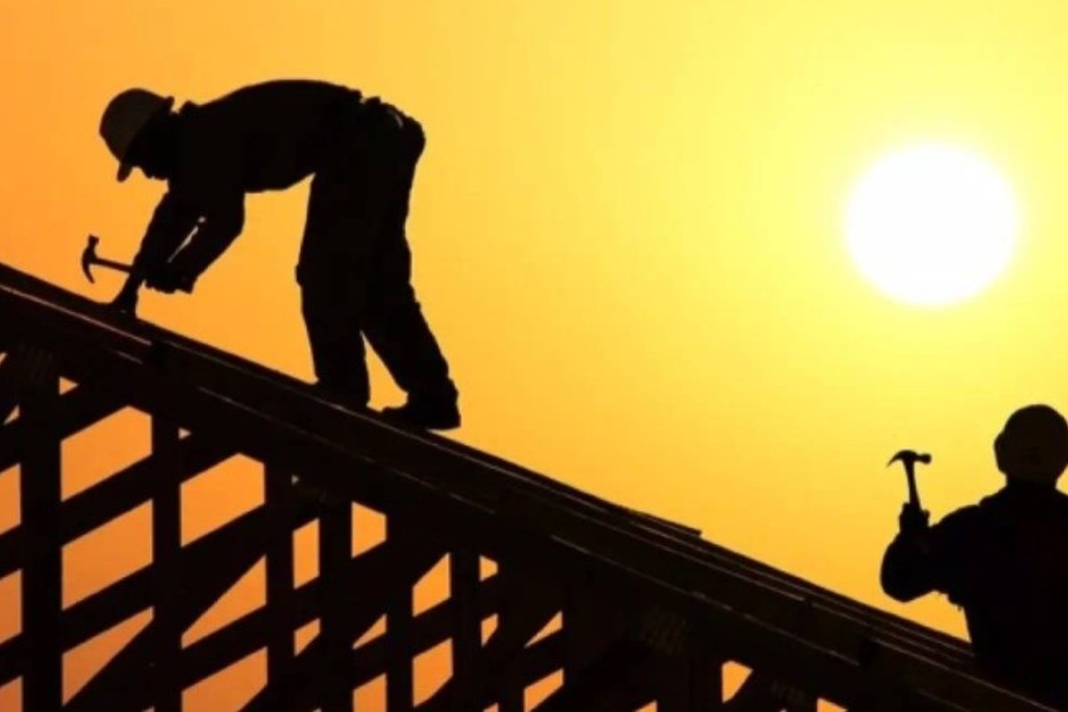 قرار جديد في السعودية: حظر العمل في الأماكن المفتوحة ظهرًا اعتبارًا من 15 يونيو