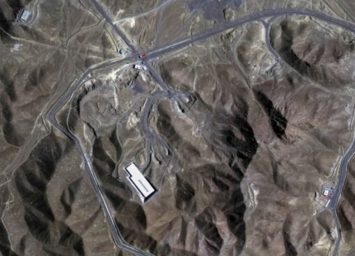 تحركات مريبة في فوردو النووية.. الأقمار الصناعية تكشف ما يجري تحت الأرض