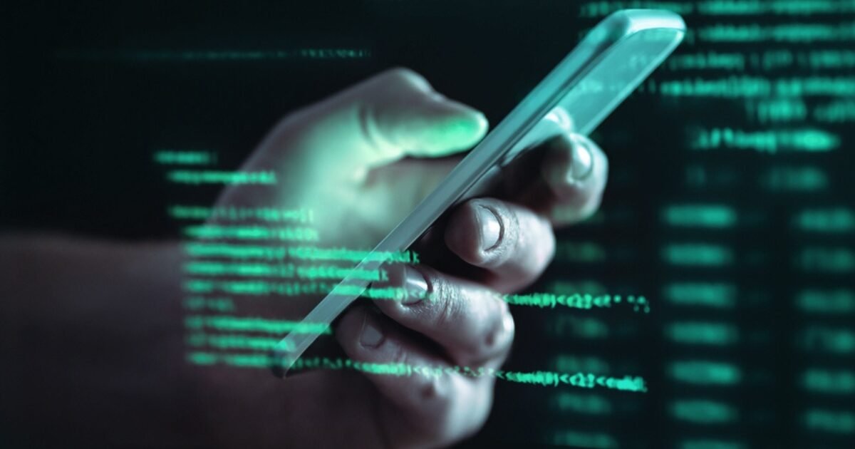 تطبيقات خفية تتجسس على هاتفك دون علمك.. إليك طريقة كشفها وحذفها فورًا