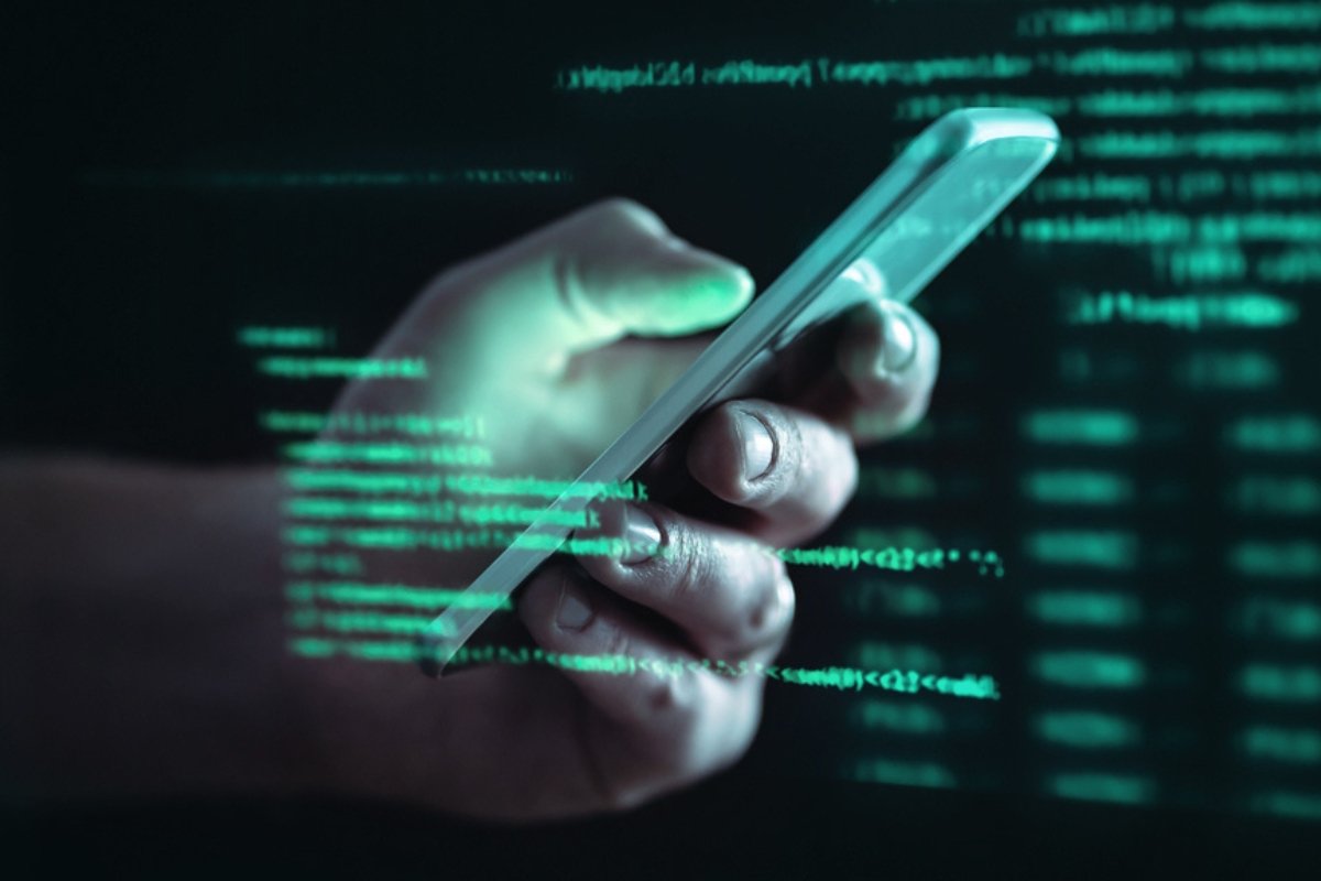 "تحذير تقني: علامة واحدة تكشف أن هاتفك مخترق ويتجسس عليك"