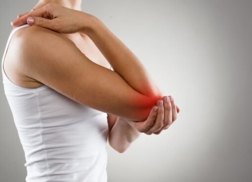 دون أدوية: 5 أطعمة مدعومة علميًا لتقليل التورم والتيبس في المفاصل