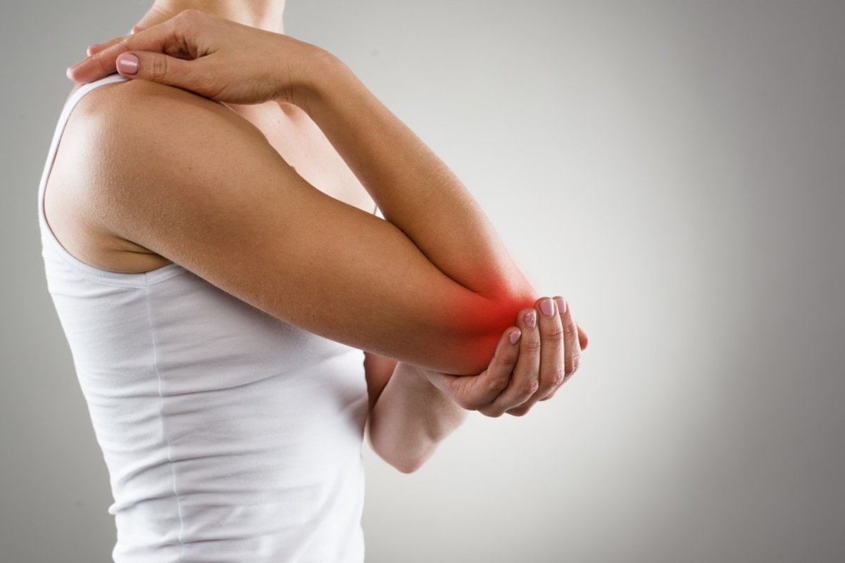 دون أدوية: 5 أطعمة مدعومة علميًا لتقليل التورم والتيبس في المفاصل